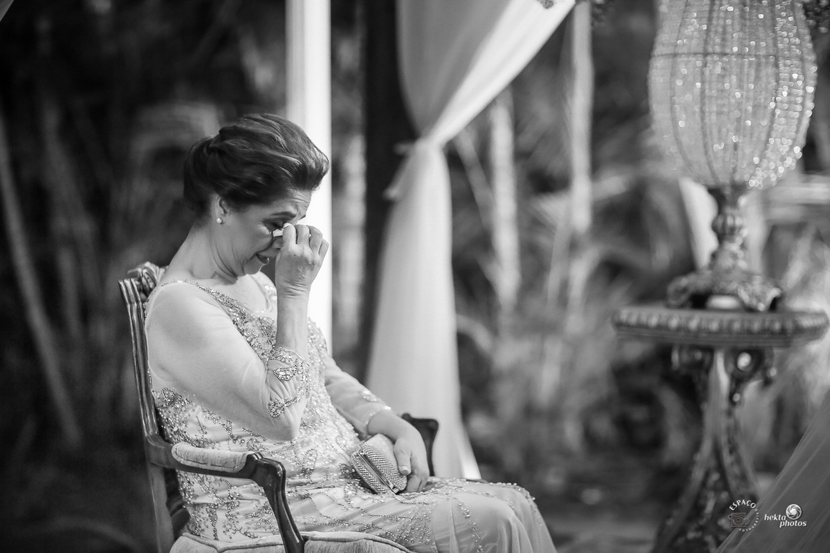 Fotojornalismo de casamento - mãe da noiva se emocionando no altar