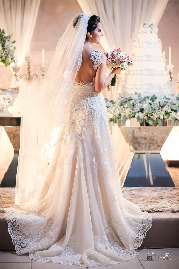 Linda noiva - Fotografia: Espaço Fotográfico (Hélio Junior) - Buquê: Julierme Siqueira - Vestido: Fernando Peixoto