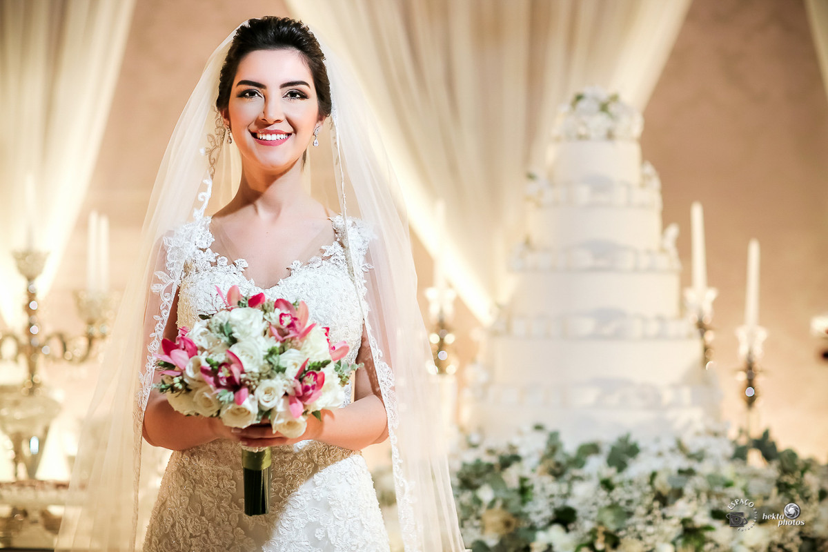 Linda noiva - Fotografia: Espaço Fotográfico (Hélio Junior) - Buquê: Julierme Siqueira - Vestido: Fernando Peixoto