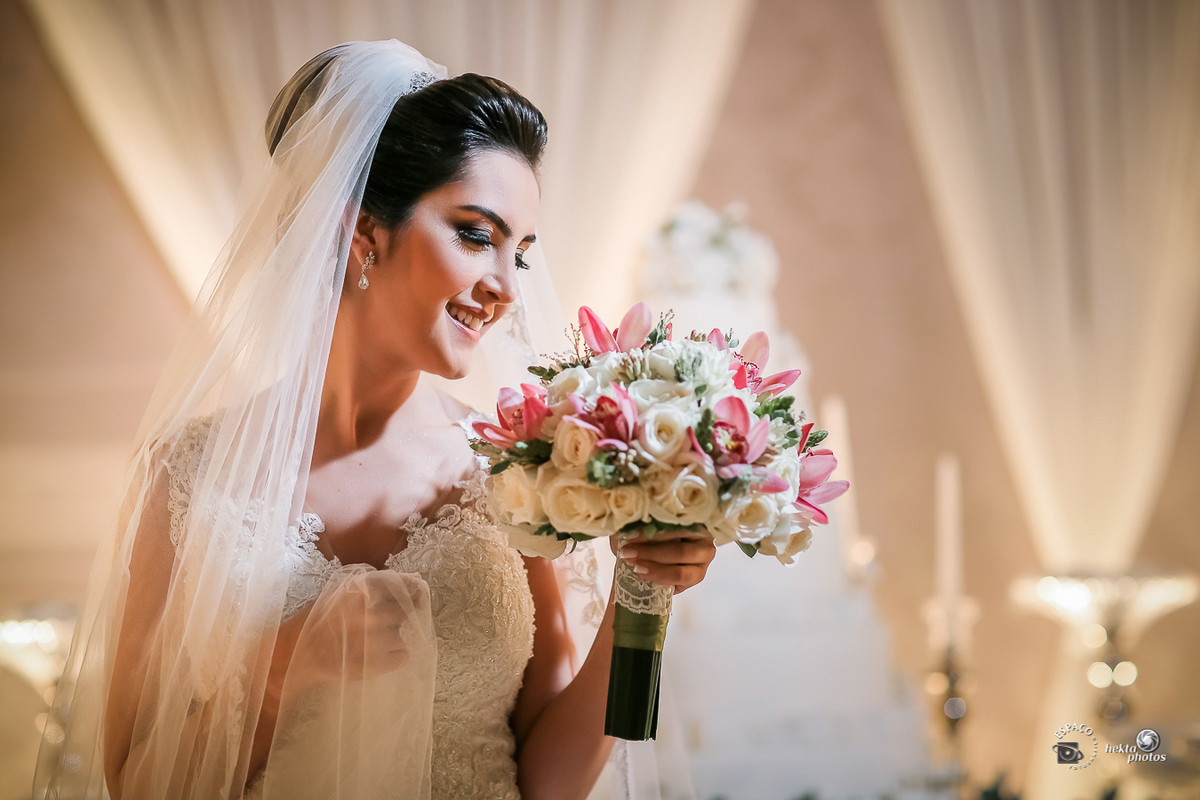 Linda noiva - Fotografia: Espaço Fotográfico (Hélio Junior) - Buquê: Julierme Siqueira - Vestido: Fernando Peixoto