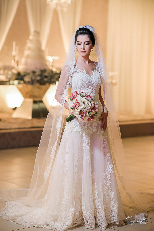 Linda noiva - Fotografia: Espaço Fotográfico (Hélio Junior) - Buquê: Julierme Siqueira - Vestido: Fernando Peixoto