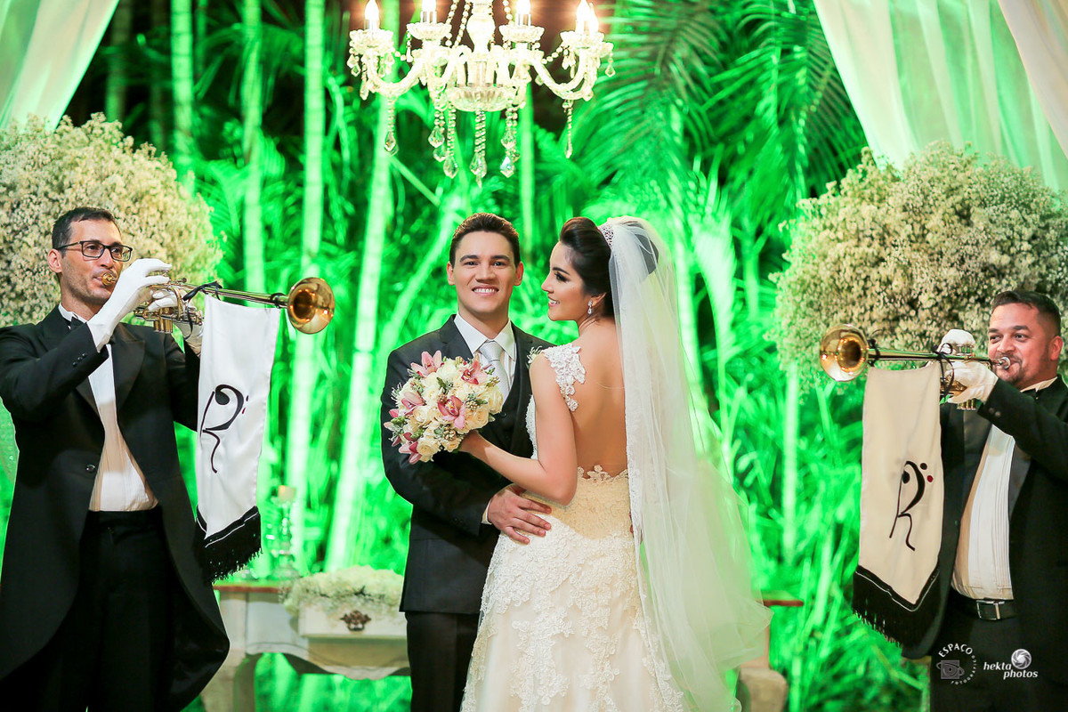 Produção dos noivos : Decoração: Vivaz - Vestido da noiva: Fernando Peixoto - Buque: Julierme Siqueira - Fotografia de casamento