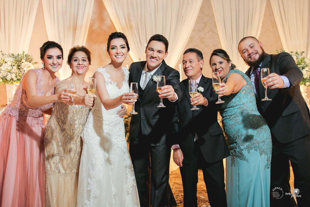 Um brinde ao casal de noivos - fotografia fotografo de casamento goiania goias brasil