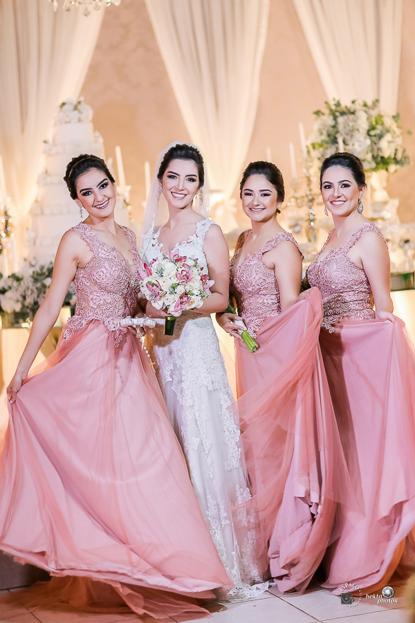 Linda noiva com suas damas grandes - fotografia espaço fotogrfáfico