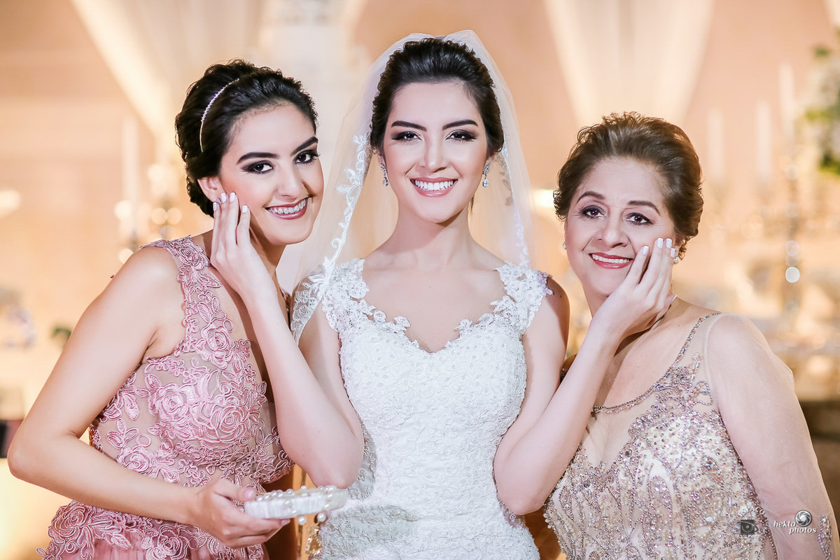 fotografia da noiva linda com sua irmã e sua mãe - fotografia espaço Fotográfico