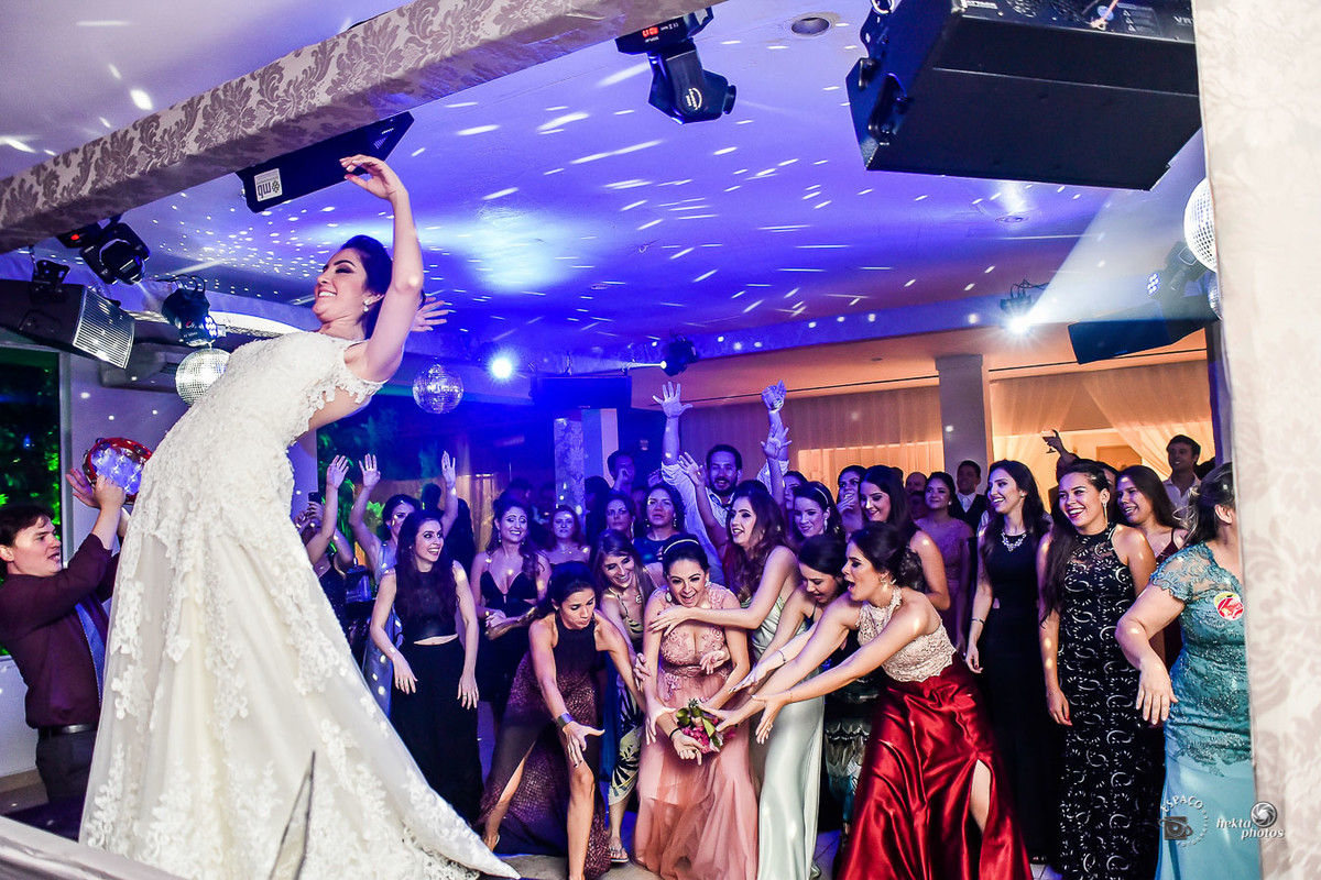 Noiva jogando o buquê - fotografia de casamento Espaço Fotográfico Goiânia