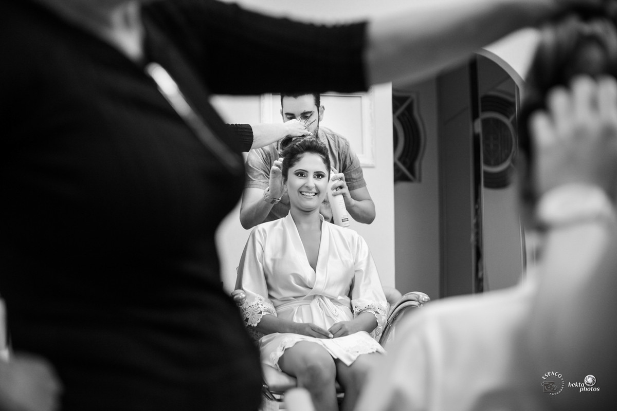 Detalhe da coroa Making of da noiva fotografada pelo Espaço Fotografico Goiania - fotografia de casamento