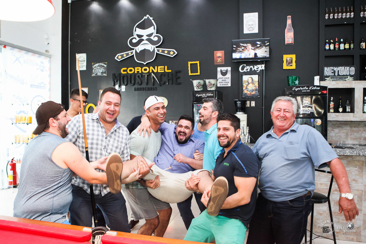 momento de descontração do noivo na barbearia coronel mustache - fotografia espaço fotográfico goiania