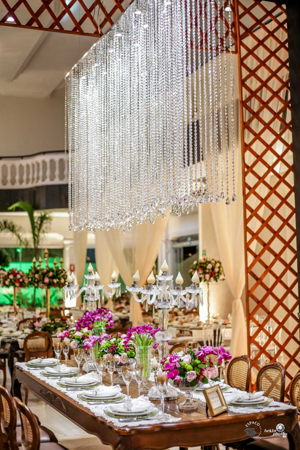 Lindissima decoração de casamento fotografado por Espaço Fotográfico Goiânia - lustres, mesa de bolo, arranjos florais