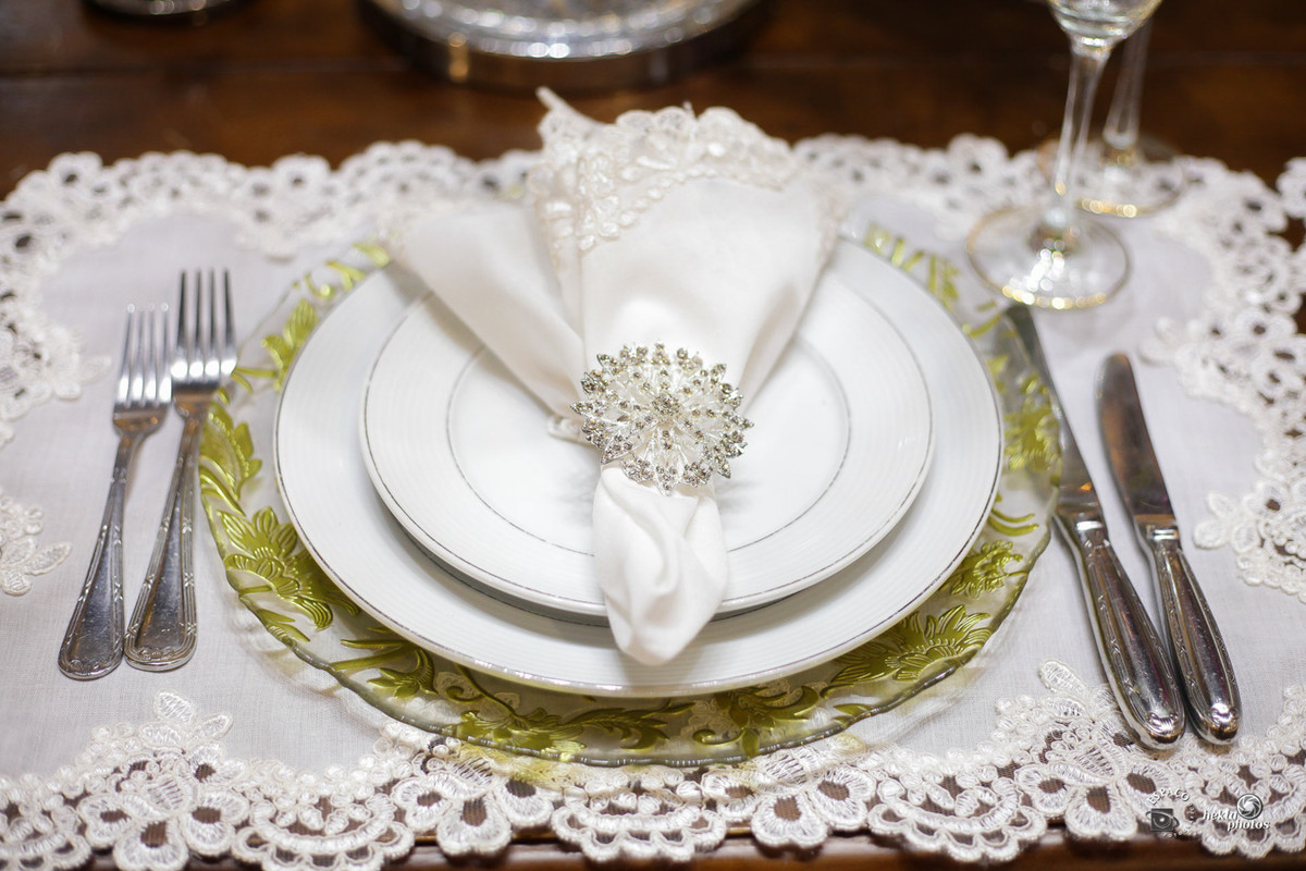 Lindissima decoração de casamento fotografado por Espaço Fotográfico Goiânia - lustres, mesa de bolo, arranjos florais - fotografo de casamento