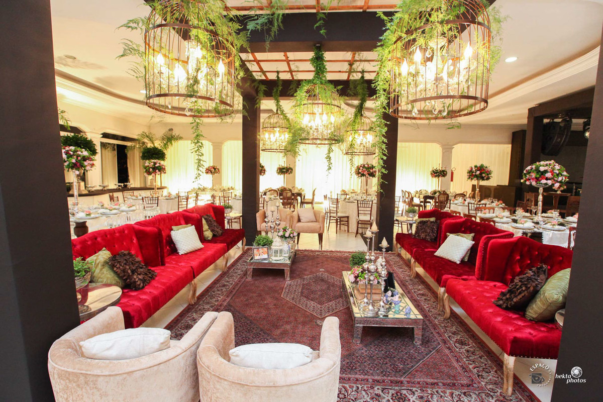 Lindissima decoração de casamento fotografado por Espaço Fotográfico Goiânia - lustres, mesa de bolo, arranjos florais - fotografo de casamento hall