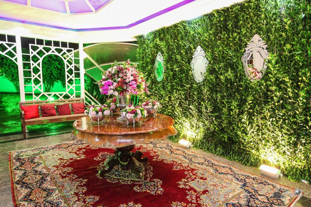 Lindissima decoração de casamento fotografado por Espaço Fotográfico Goiânia - lustres, mesa de bolo, arranjos florais - fotografo de casamento hall