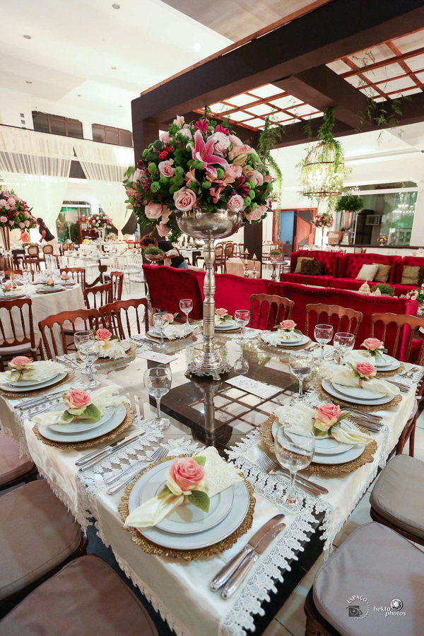 Lindissima decoração de casamento fotografado por Espaço Fotográfico Goiânia - lustres, mesa de bolo, arranjos florais - fotografo de casamento hall cascata de led