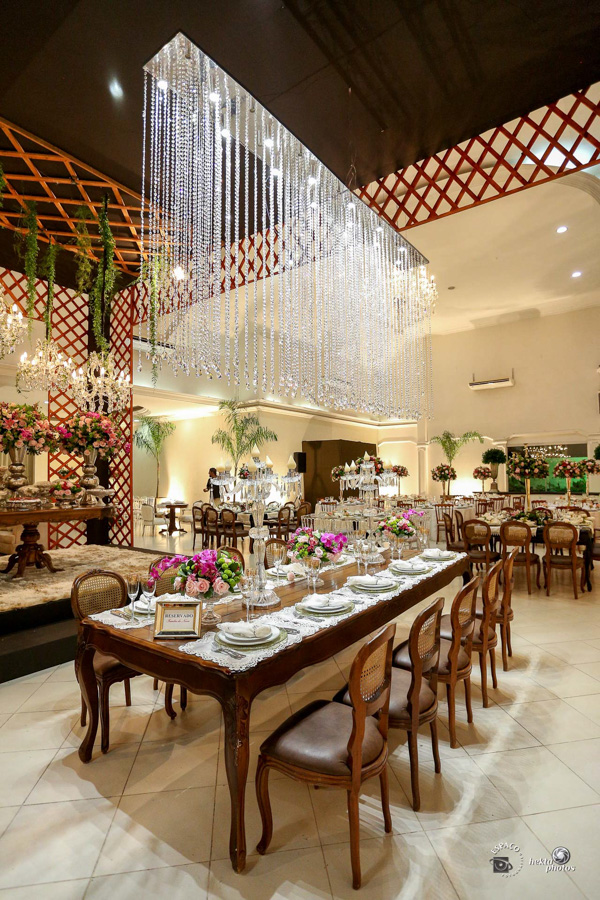 Lindissima decoração de casamento fotografado por Espaço Fotográfico Goiânia - lustres, mesa de bolo, arranjos florais - fotografo de casamento hall cascata de led