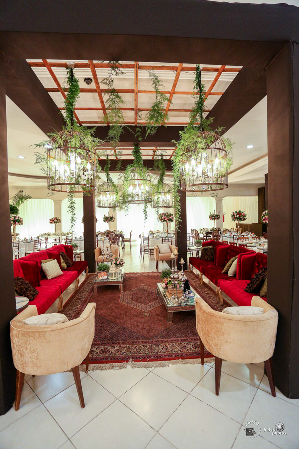 Lindissima decoração de casamento fotografado por Espaço Fotográfico Goiânia - lustres, mesa de bolo, arranjos florais - fotografo de casamento hall cascata de led