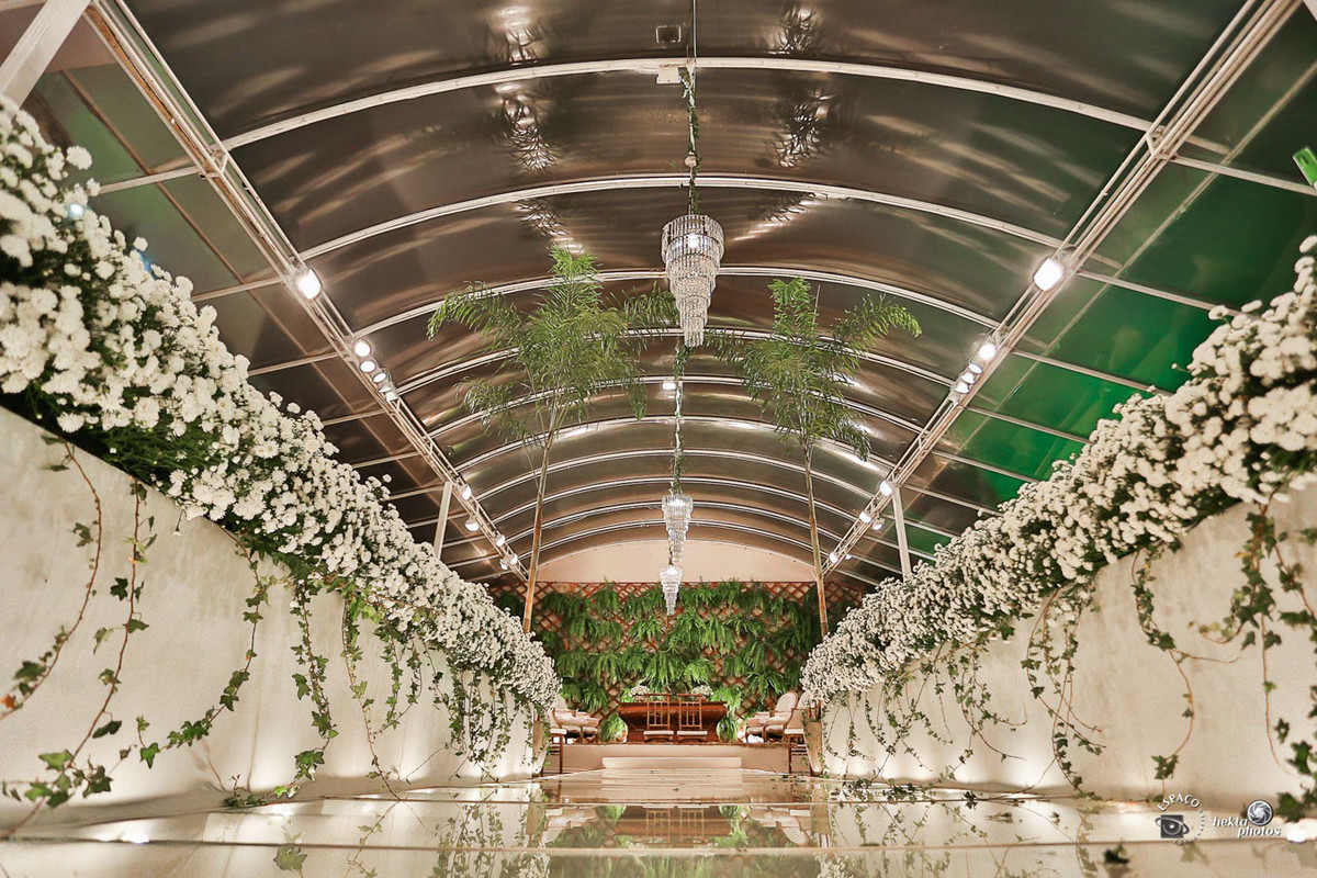 Lindissima decoração de casamento fotografado por Espaço Fotográfico Goiânia - lustres, mesa de bolo, arranjos florais - fotografo de casamento hall cascata de led
