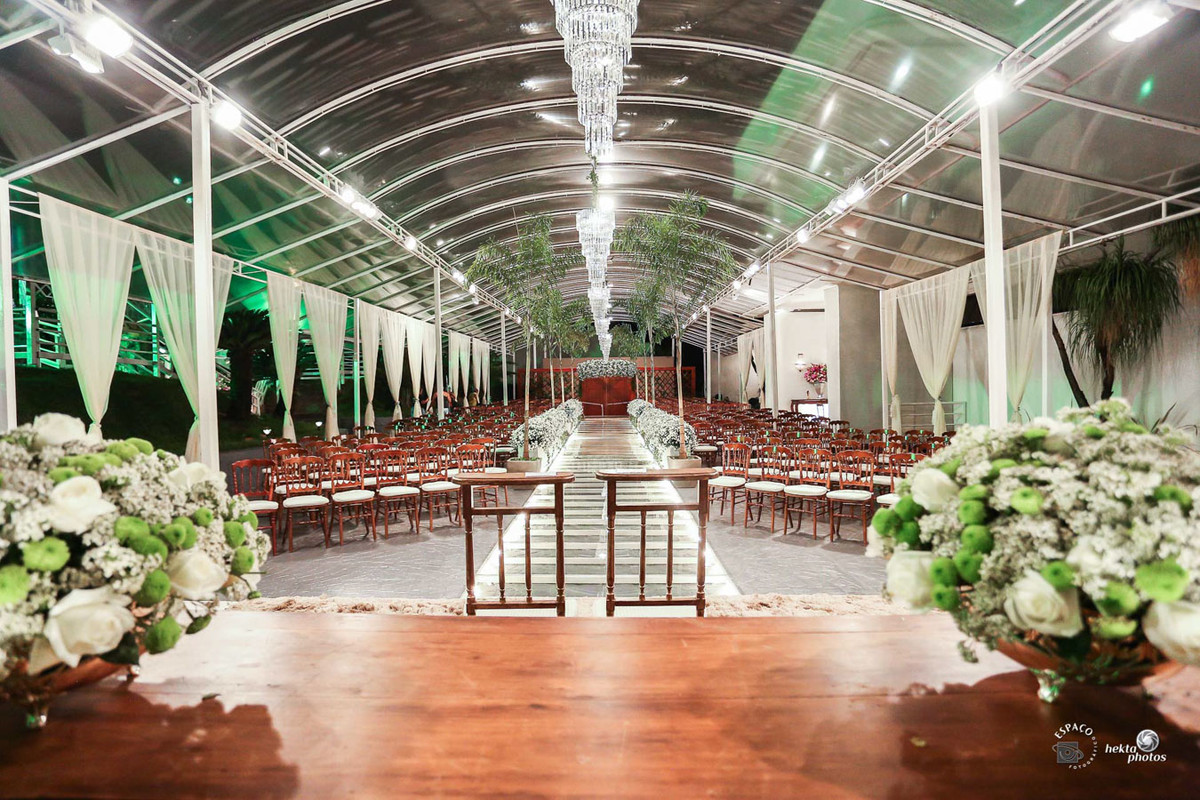 Lindissima decoração de casamento fotografado por Espaço Fotográfico Goiânia - lustres, mesa de bolo, arranjos florais - fotografo de casamento hall cascata de led