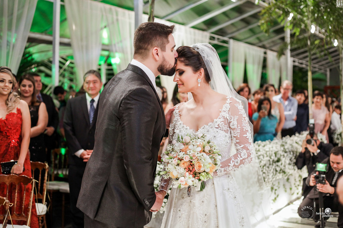 emoção - mansao cristal - fotografia espaço fotográfico goiania setor nova suiça - fotografo de casamento - fotojornalismo - noivo recebendo a noiva - lagrimas