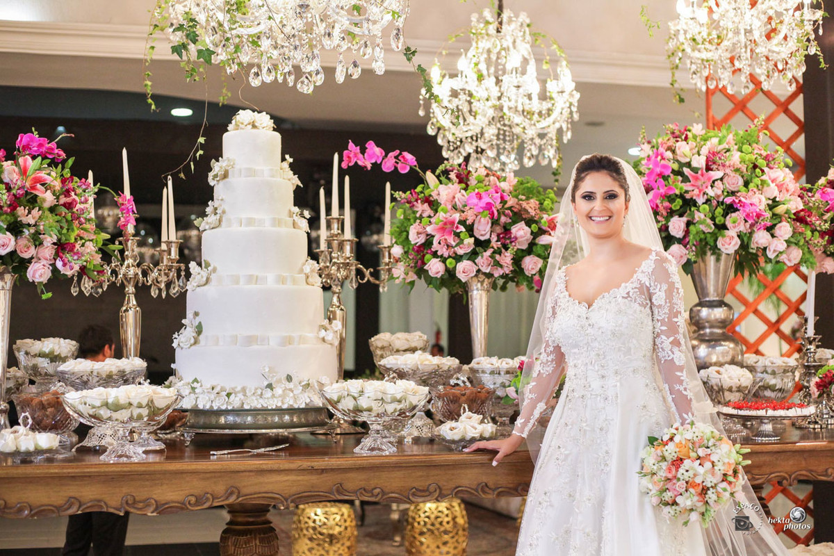 emoção - mansao cristal - fotografia espaço fotográfico goiania setor nova suiça - fotografo de casamento - fotojornalismo - Noiva linda mesa de bolo