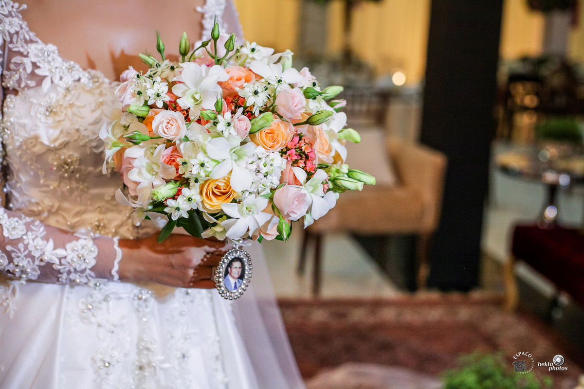 emoção - mansao cristal - fotografia espaço fotográfico goiania setor nova suiça - fotografo de casamento - fotojornalismo - Noiva linda mesa de bolo detalhe do buque bouquet