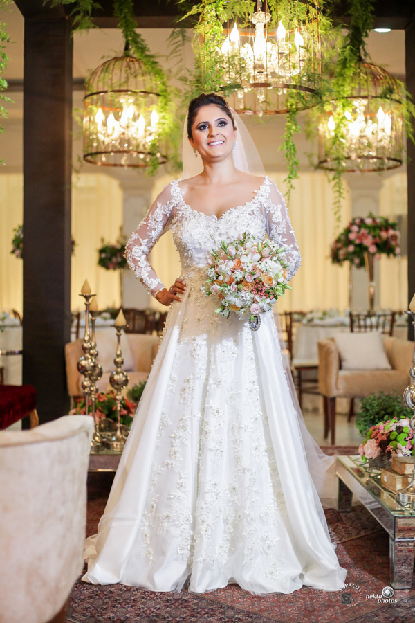emoção - mansao cristal - fotografia espaço fotográfico goiania setor nova suiça - fotografo de casamento - fotojornalismo - Noiva linda mesa de bolo detalhe do buque bouquet