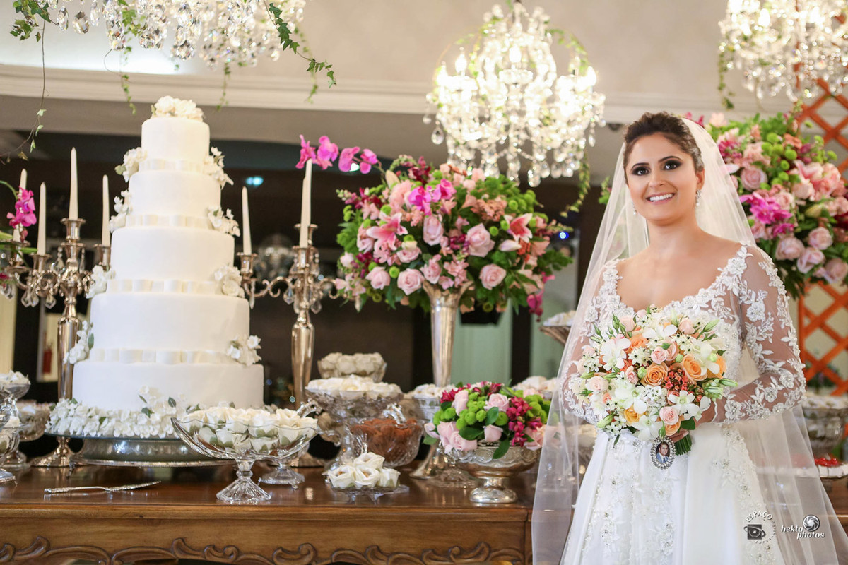 emoção - mansao cristal - fotografia espaço fotográfico goiania setor nova suiça - fotografo de casamento - fotojornalismo - Noiva linda mesa de bolo detalhe do buque bouquet