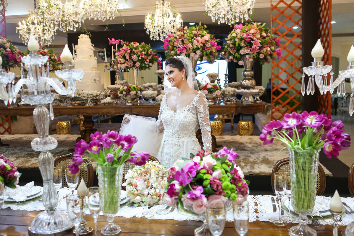 emoção - mansao cristal - fotografia espaço fotográfico goiania setor nova suiça - fotografo de casamento - fotojornalismo - Noiva linda mesa de bolo detalhe do buque bouquet
