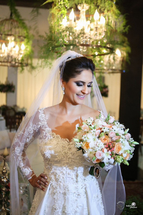 emoção - mansao cristal - fotografia espaço fotográfico goiania setor nova suiça - fotografo de casamento - fotojornalismo - Noiva linda mesa de bolo detalhe do buque bouquet
