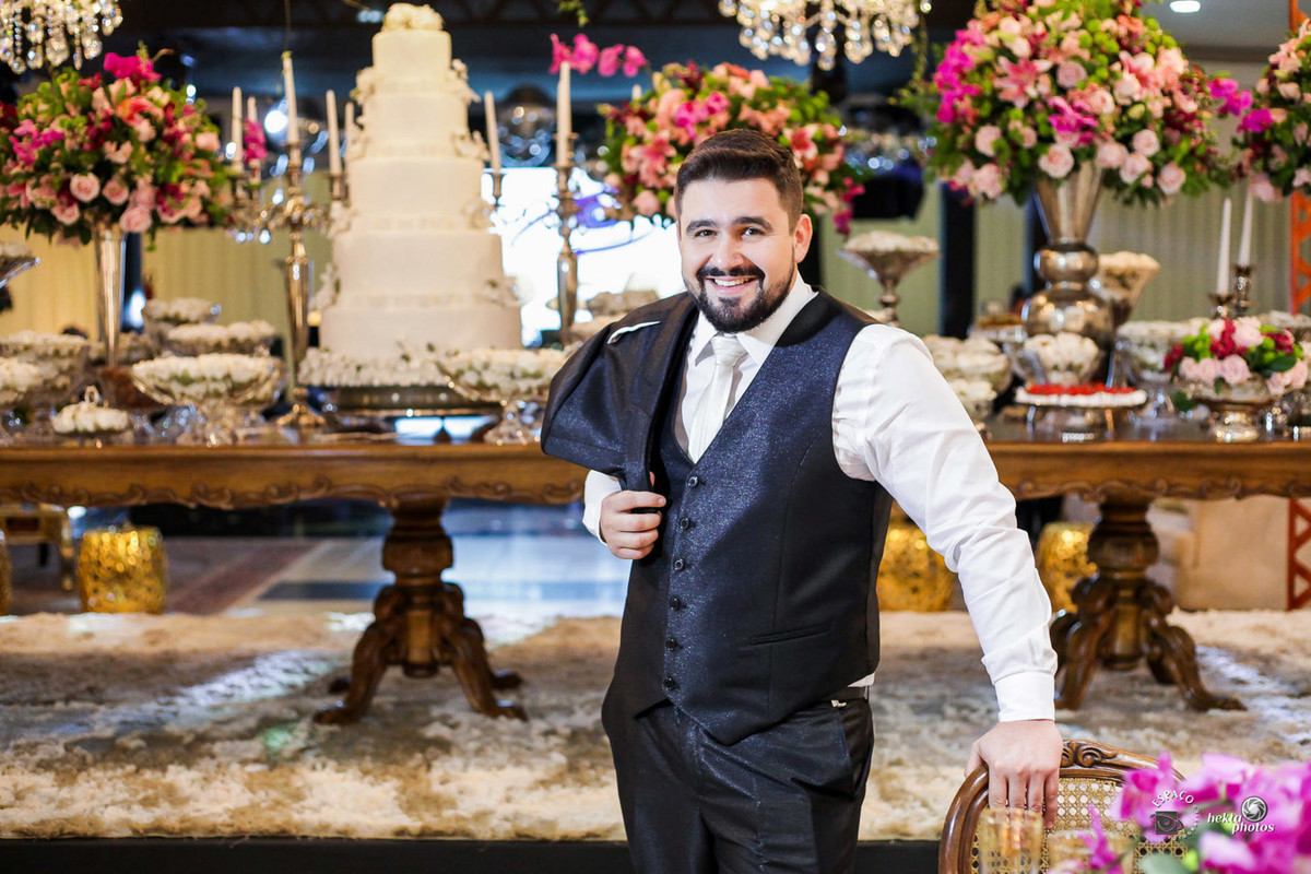 emoção - mansao cristal - fotografia espaço fotográfico goiania setor nova suiça - fotografo de casamento - fotojornalismo - Noivo elegante lindo