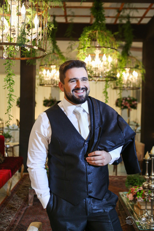 emoção - mansao cristal - fotografia espaço fotográfico goiania setor nova suiça - fotografo de casamento - fotojornalismo - Noivo elegante lindo