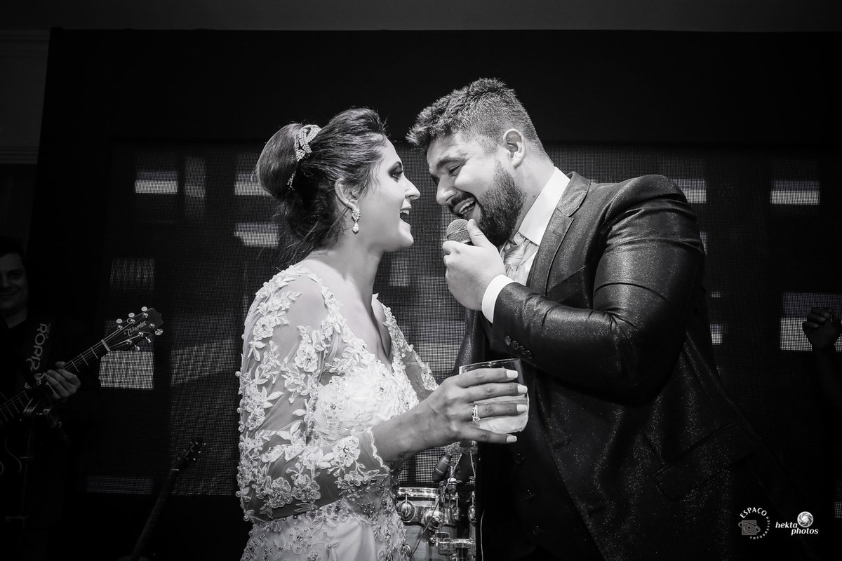 fotografo de casamento fotografia fotojornalismo espaço fotográfico goiania Noivo e noiva cantando no palco