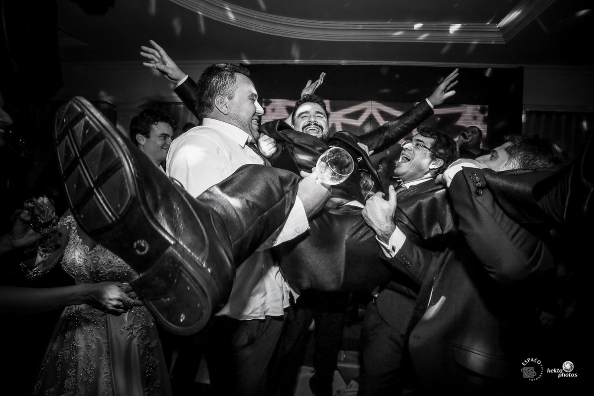 fotografo de casamento fotografia fotojornalismo espaço fotográfico goiania amigos jogando o noivo para cima