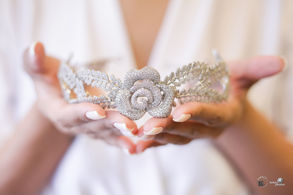 Detalhe da coroa Making of da noiva fotografada pelo Espaço Fotografico Goiania - fotografia de casamento