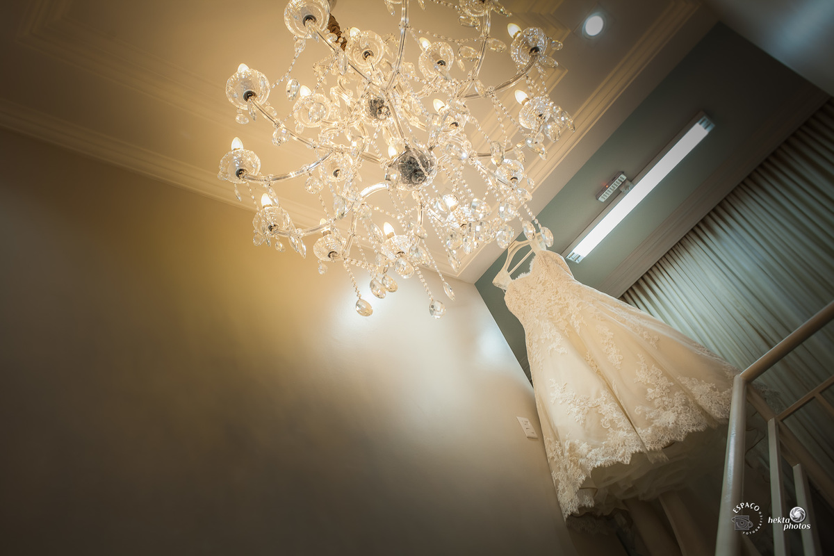 Vestido da noiva com lustre