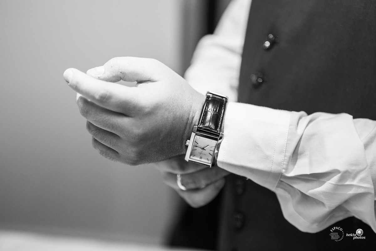 noivo ajustando o relogio em seu making of