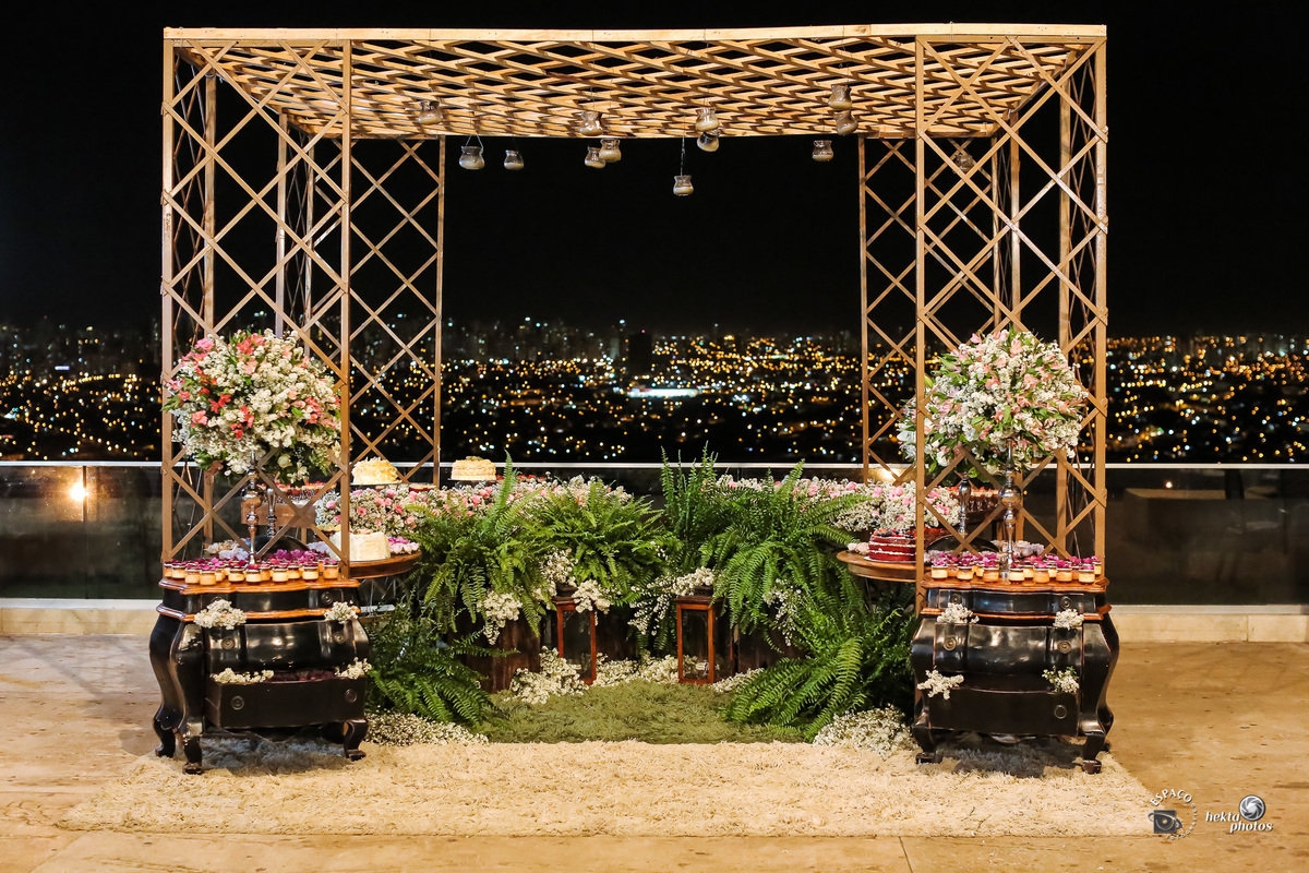 mesa de doces na area externa do infinit hall