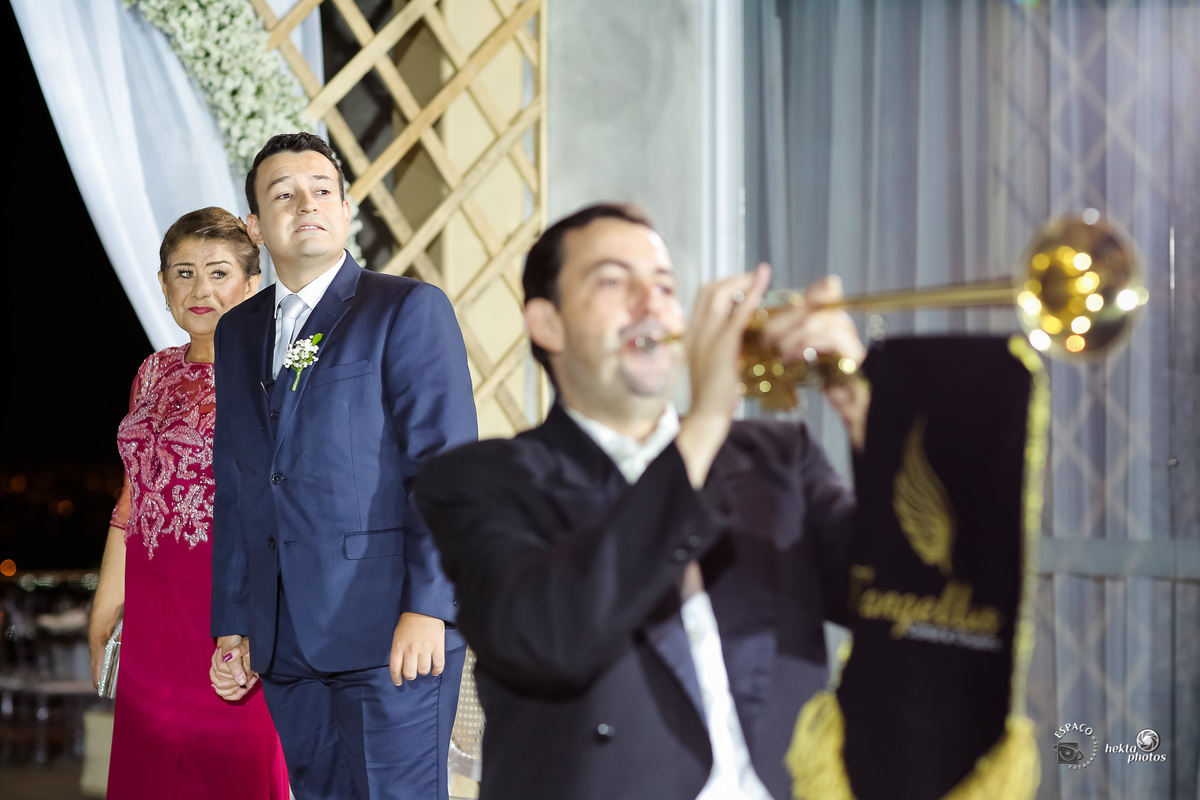 noivo nervoso na entrada da noiva