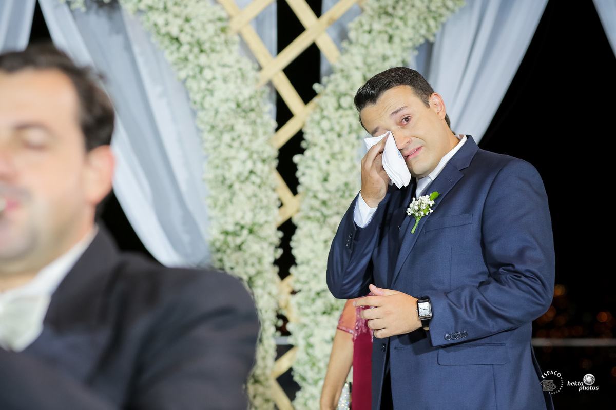 noivo chorando na entrada da noiva