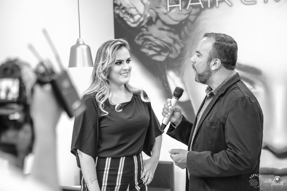 Mariana Ruas dando entrevista para a Puc Tv