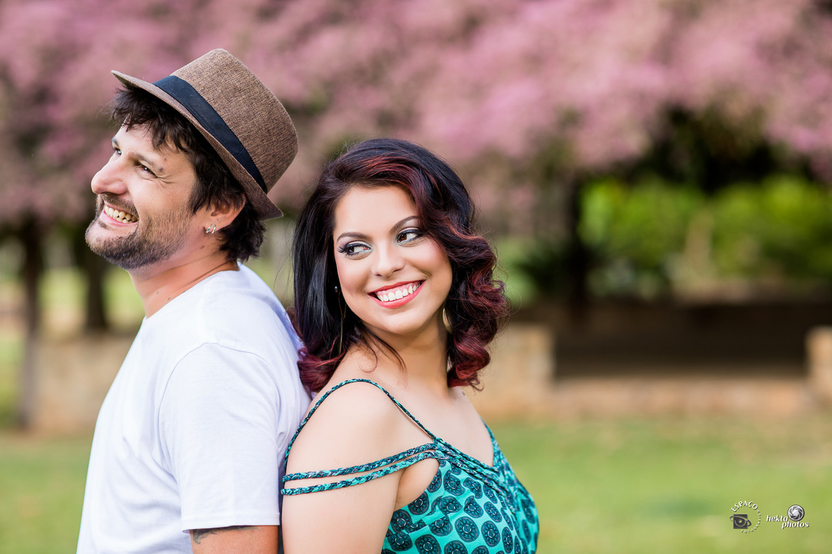 Noivo e noiva no pre casamento em fazenda