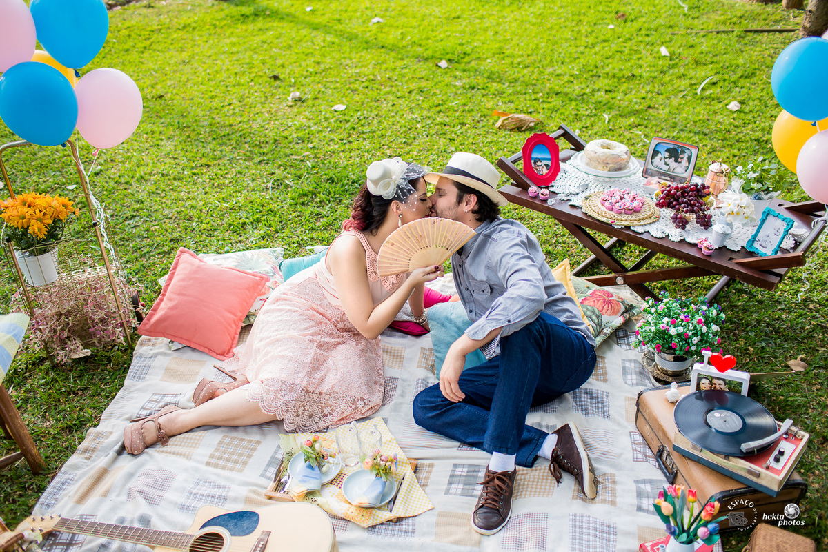 Ensaio vintage de casal com piquenique