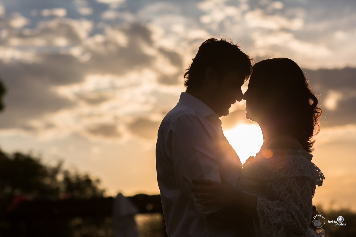 por do sol com penumbra do casal em pre wedding