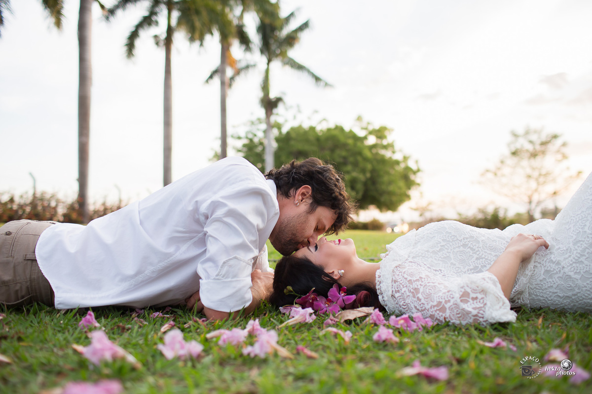 noiva deitada nas flores de ipe roxo