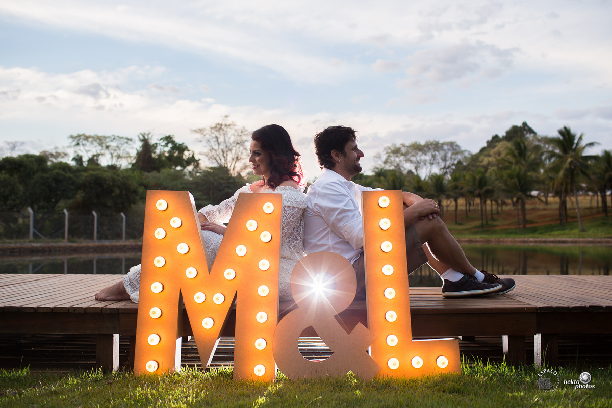 pre casamento com letras e luzes