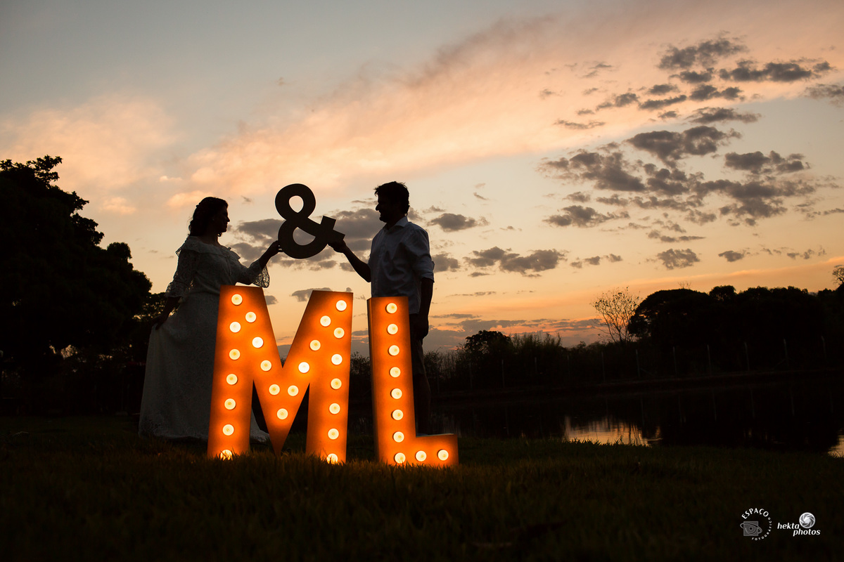 penumbra do casal no por do sol com letras e luzes
