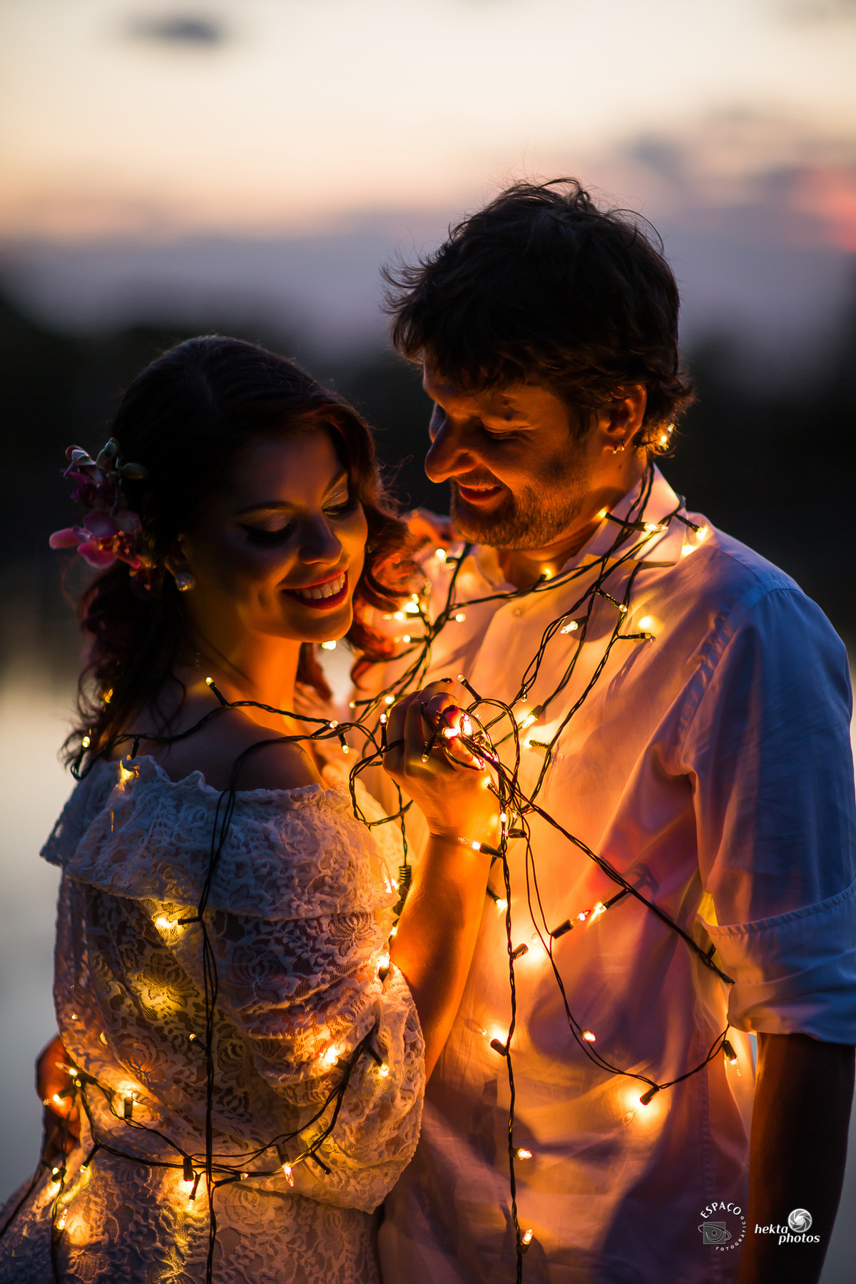 por do sol em pre wedding com luzes 