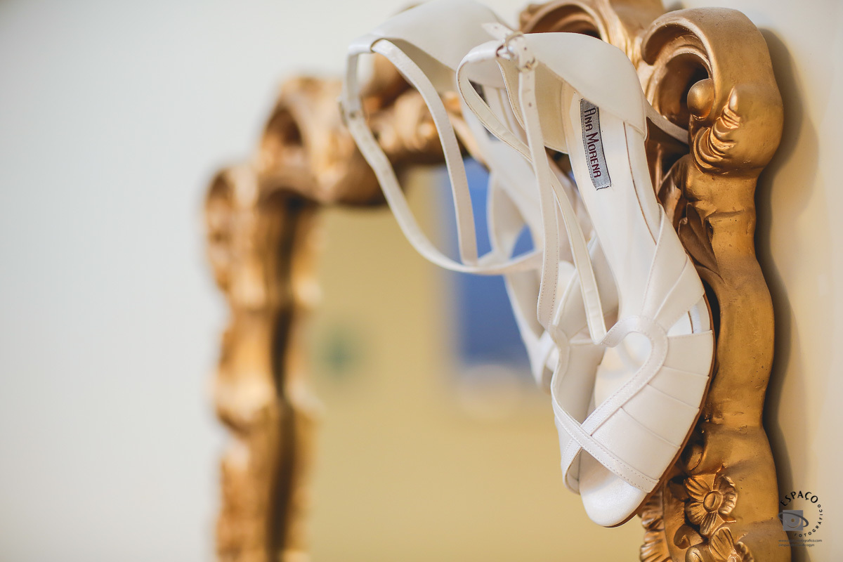 Ana Morena assinou o sapato confortável da linda noiva Camila