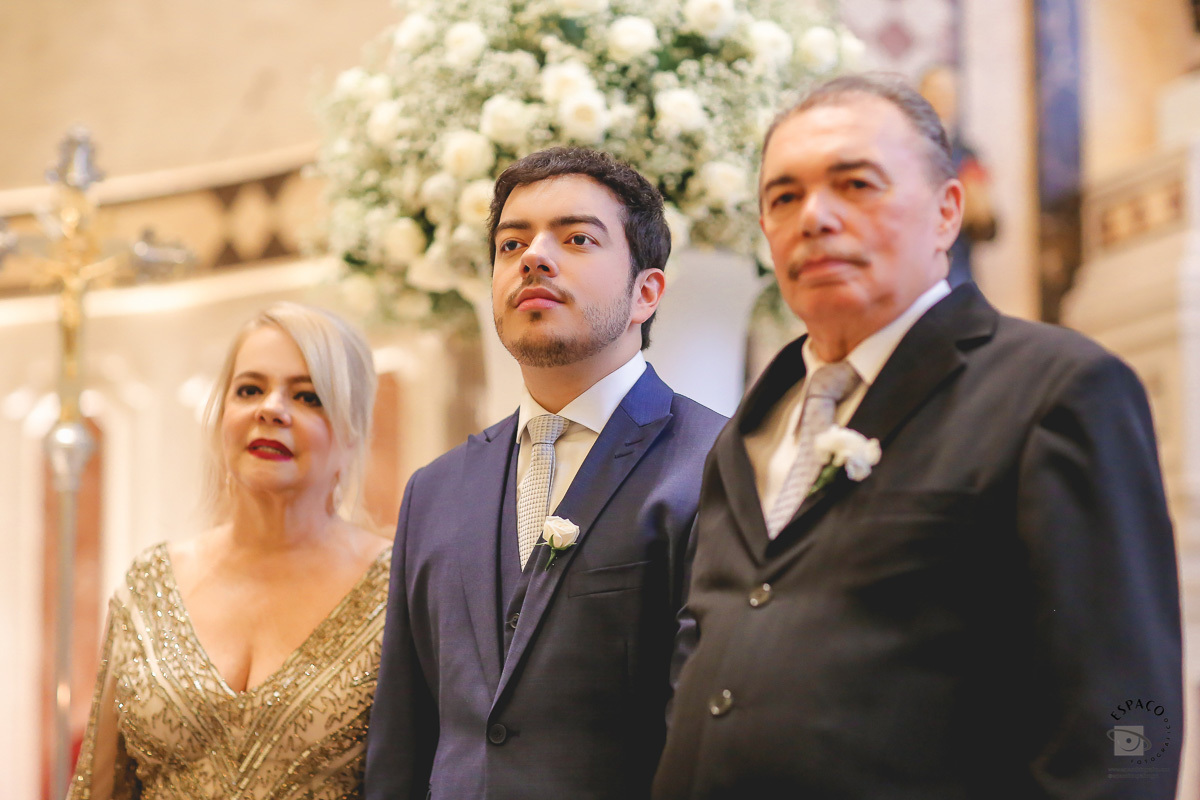 Noivo ansioso aguardando a entrada da noiva na igreja Santa Edwirges