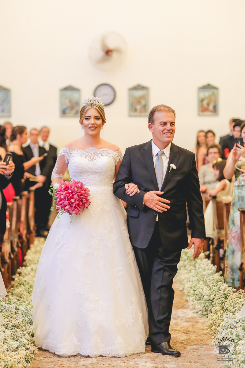 Fotografia de casamento Goiania, noiva entrando na igreja Santa Edwirges - 