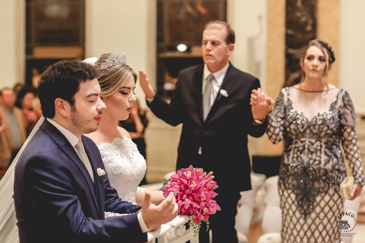 Benção final do padre na igreja Santa Edwirges - Goiania